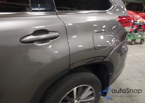 2019 Toyota Highlander Xle z USA, uszkodzony, nr VIN 5TDJZRFH1KS590656